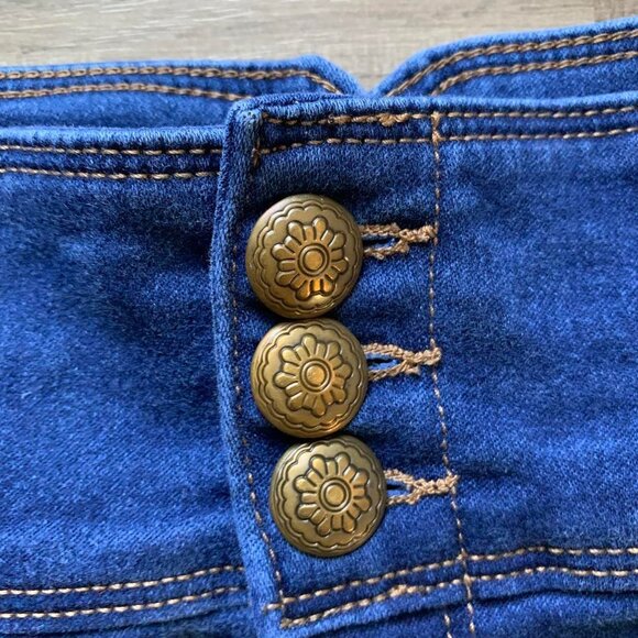 Casual Chic Rue 21 Curvy High Waisted Blue Denim Jean Shorts Size 9 / 10 - Picture 3 of 6